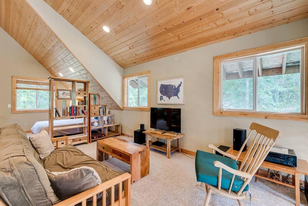 Hot Tub Cool Views: Roaring Creek Cabin Leavenworth Exterior photo