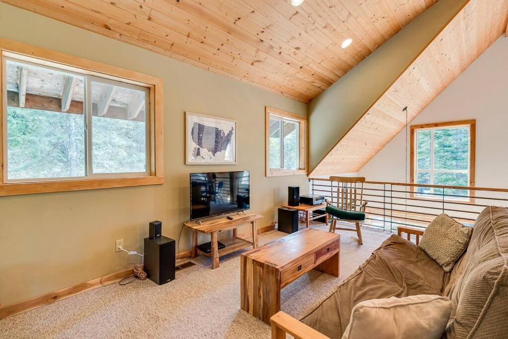 Hot Tub Cool Views: Roaring Creek Cabin Leavenworth Exterior photo